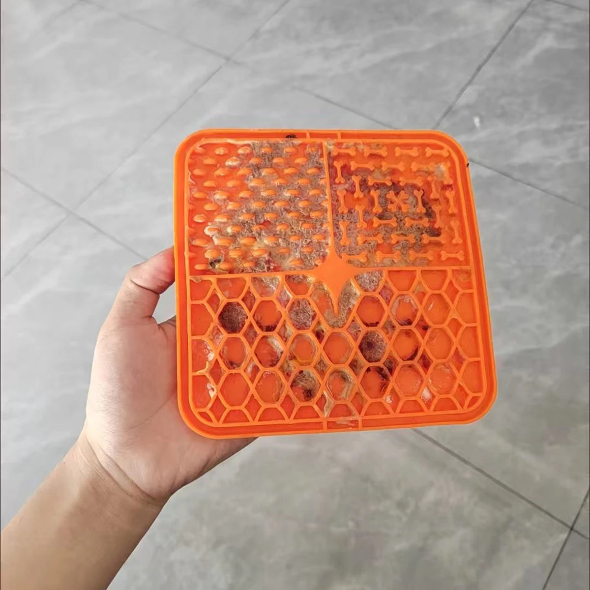 Tapis de léchage pour staffie